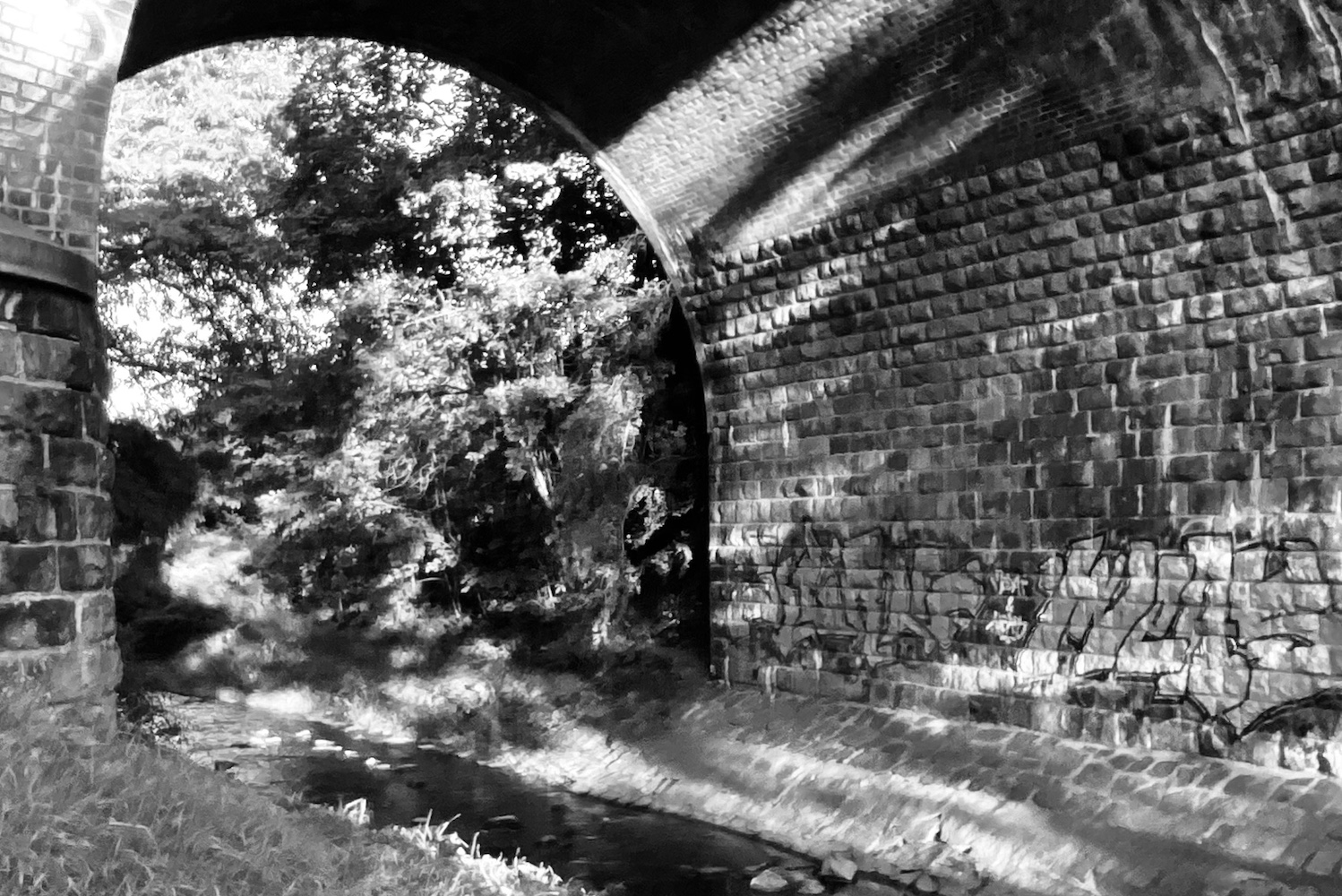 tunel wiadukt czarno-białe zdjęcie światłocień promienie